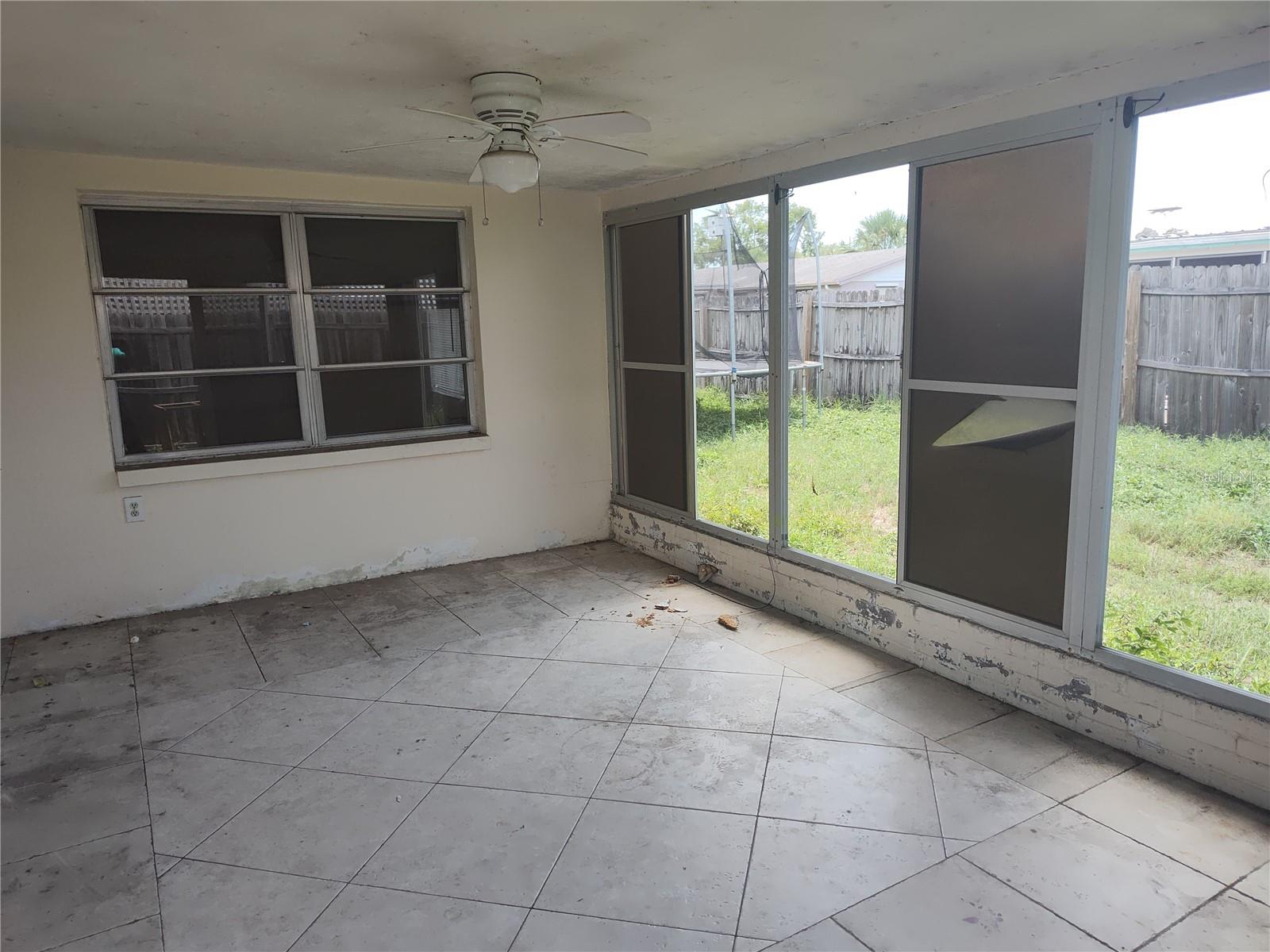 Listing photo id 13 for 1155 Royalwood Drive