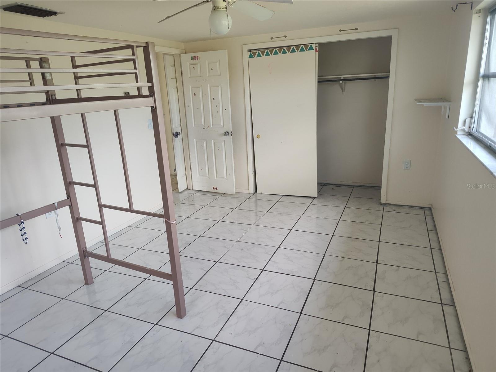 Listing photo id 17 for 1155 Royalwood Drive