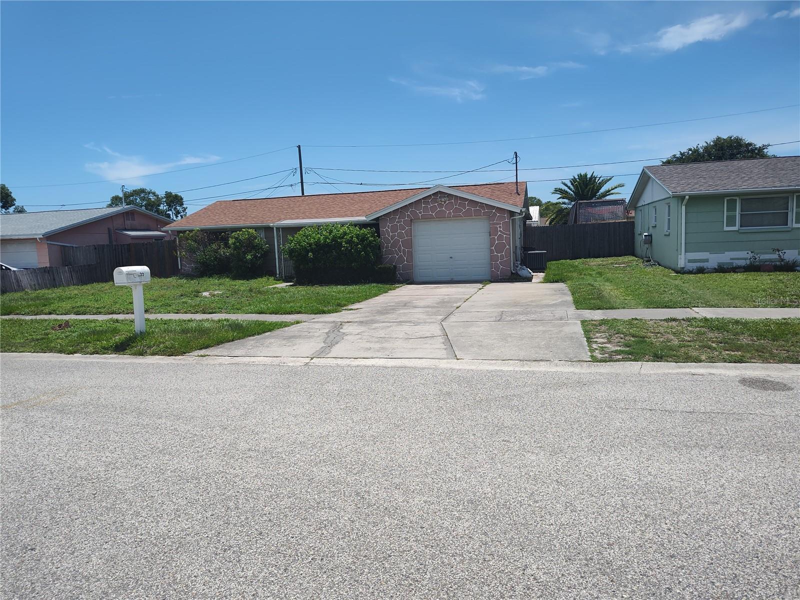 Listing photo id 18 for 1155 Royalwood Drive
