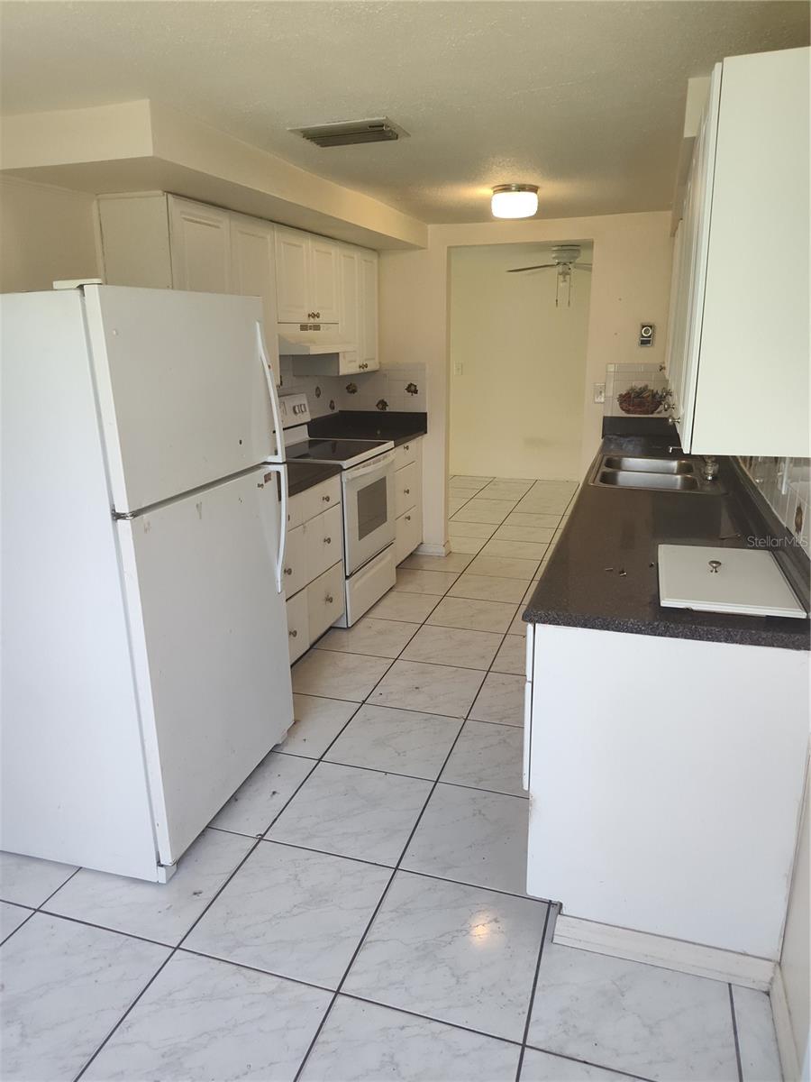 Listing photo id 2 for 1155 Royalwood Drive