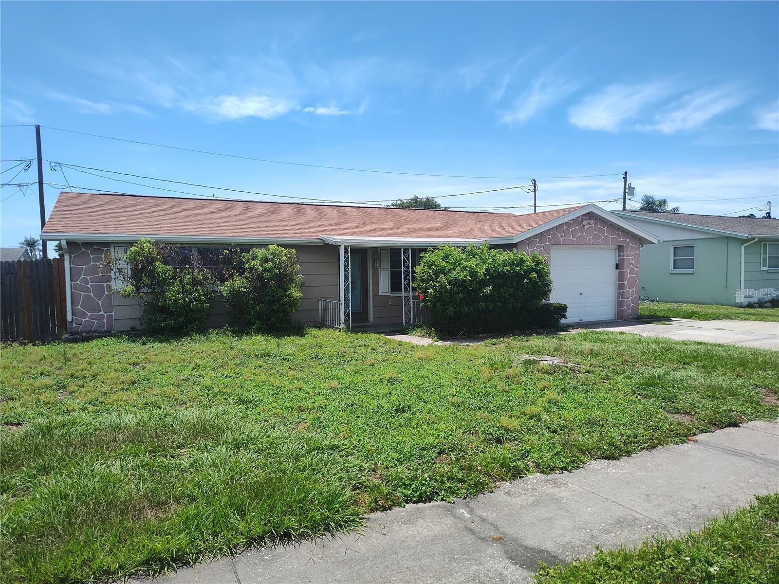 Listing photo id 7 for 1155 Royalwood Drive