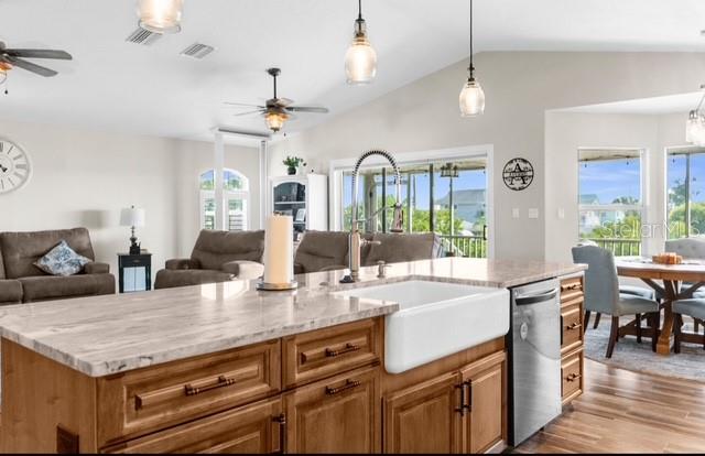 Listing photo id 11 for 4396 5th Isle Drive