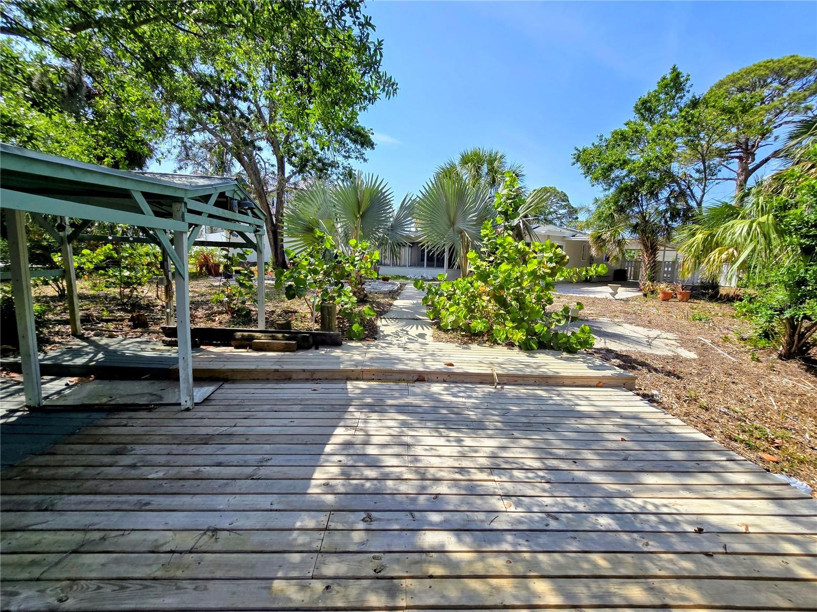 Listing photo id 13 for 1417 Curlew Place