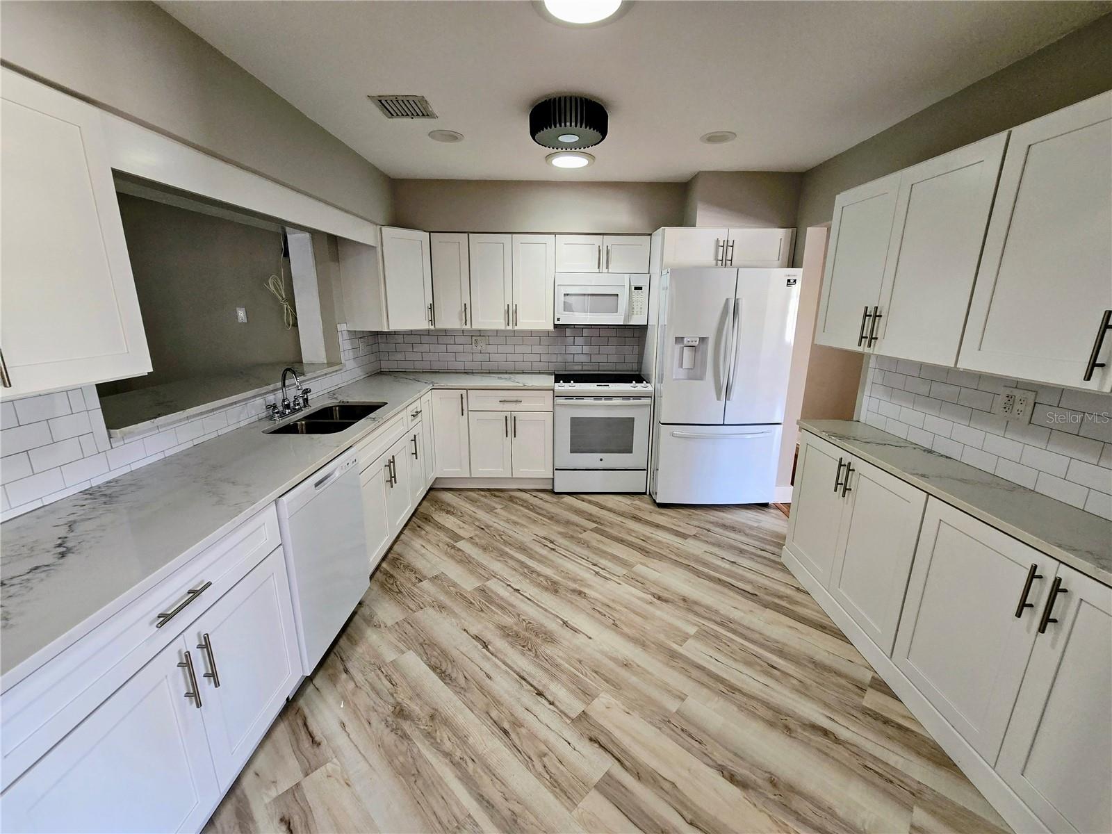 Listing photo id 0 for 1417 Curlew Place