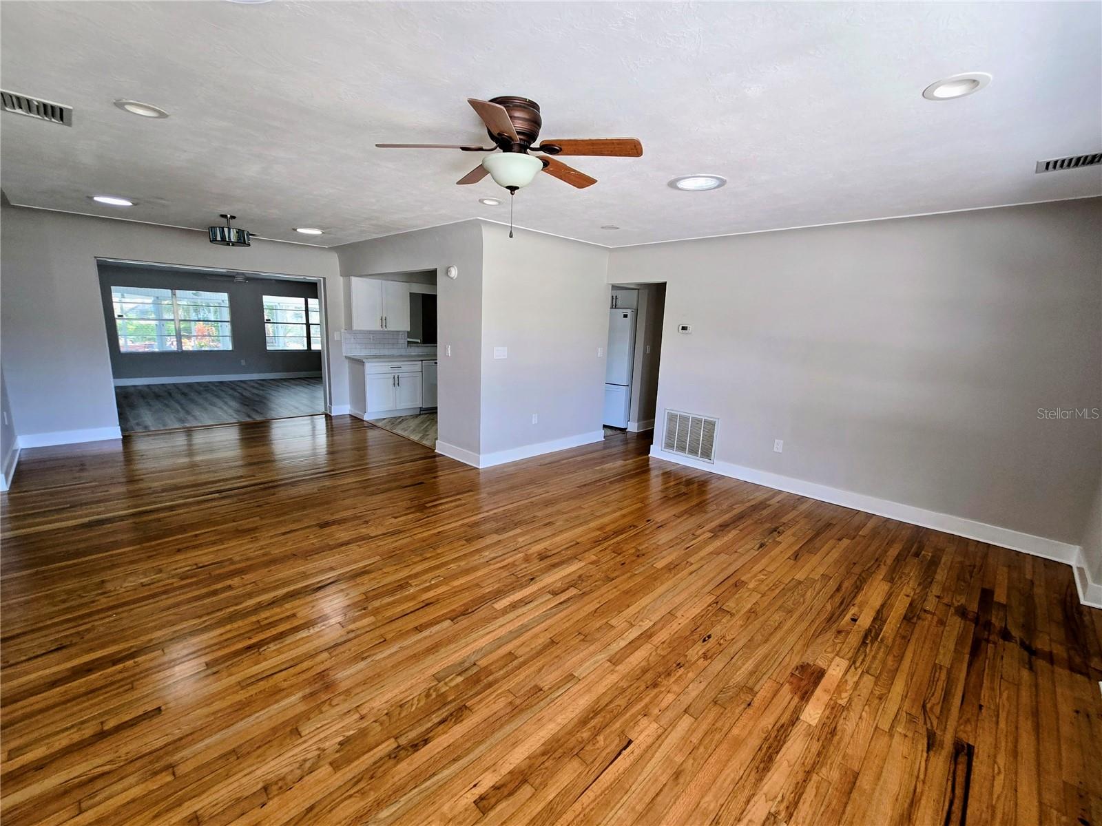 Listing photo id 2 for 1417 Curlew Place