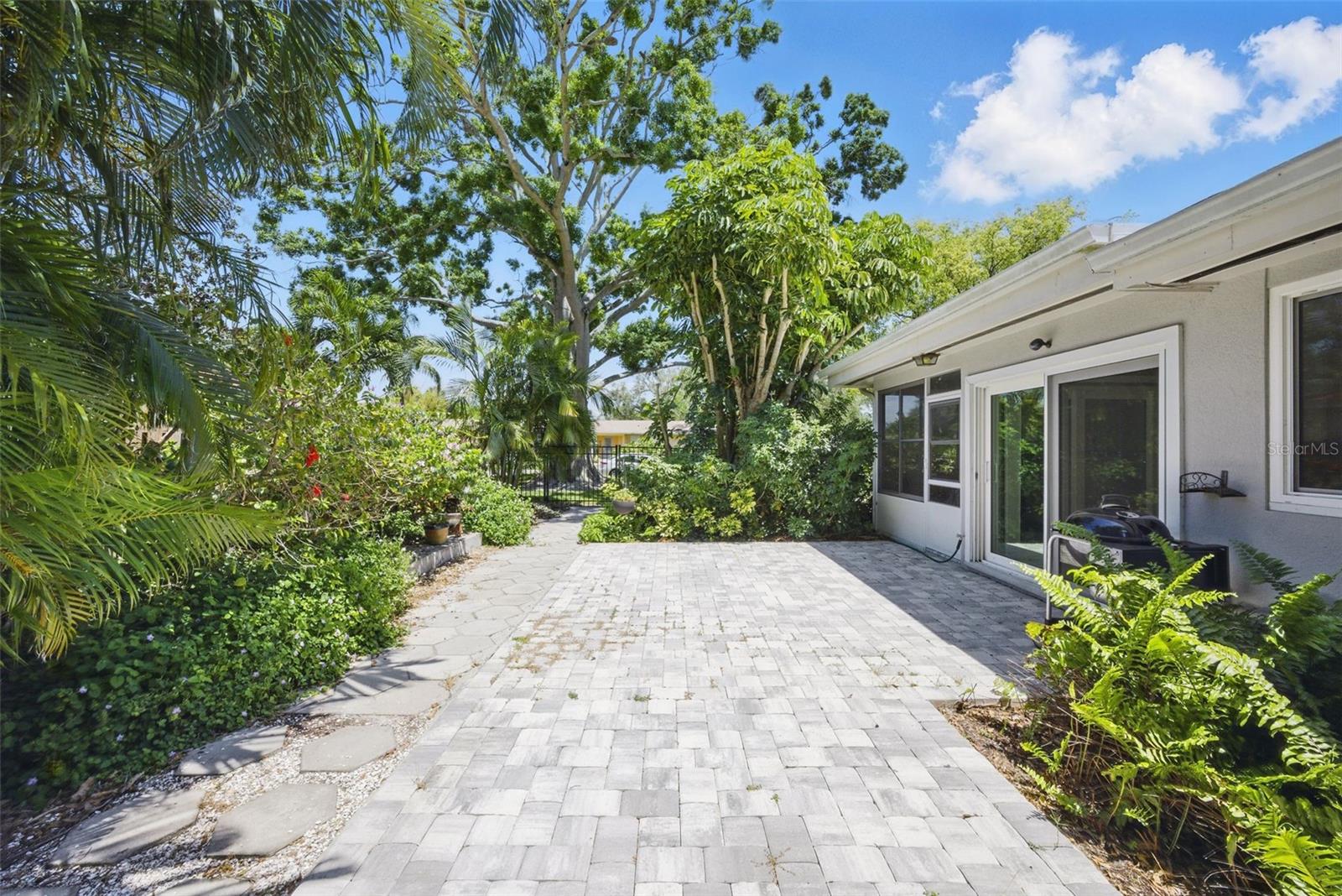 Listing photo id 25 for 301 62nd Avenue S