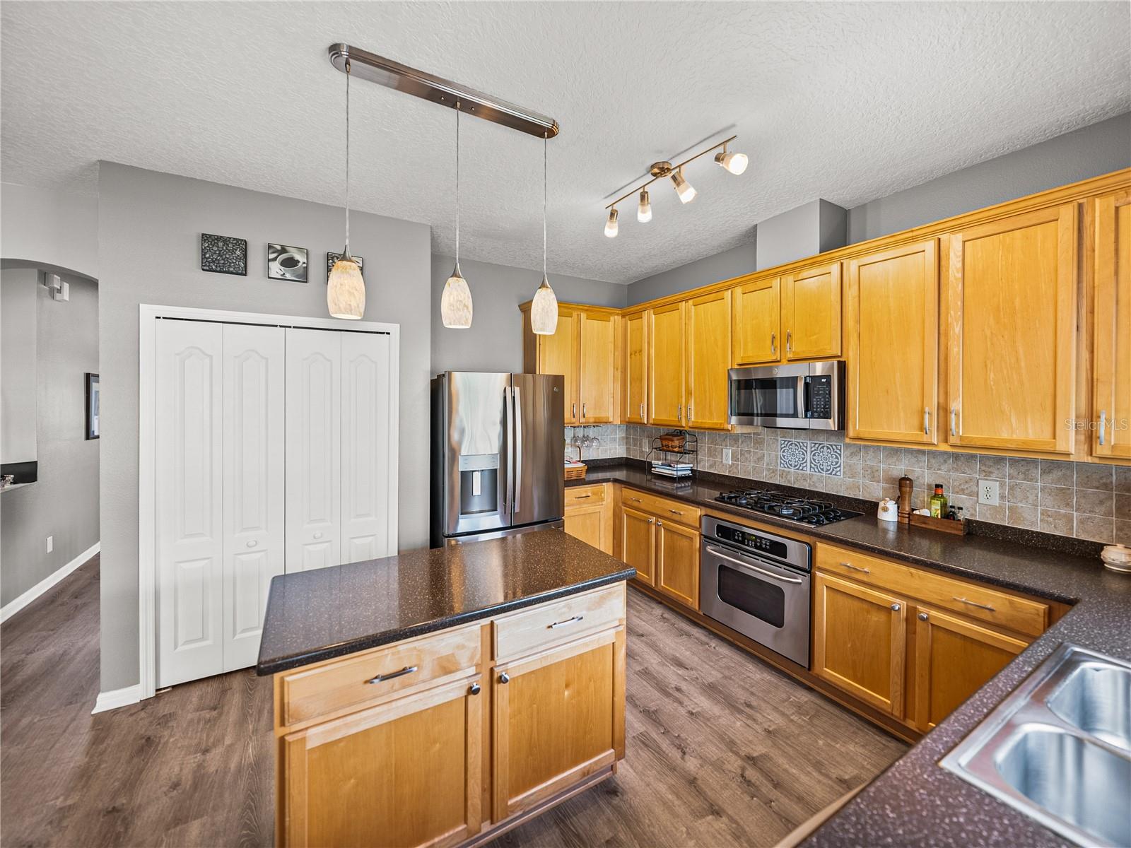 Image 22 of 79 For 27231 Liriope Court