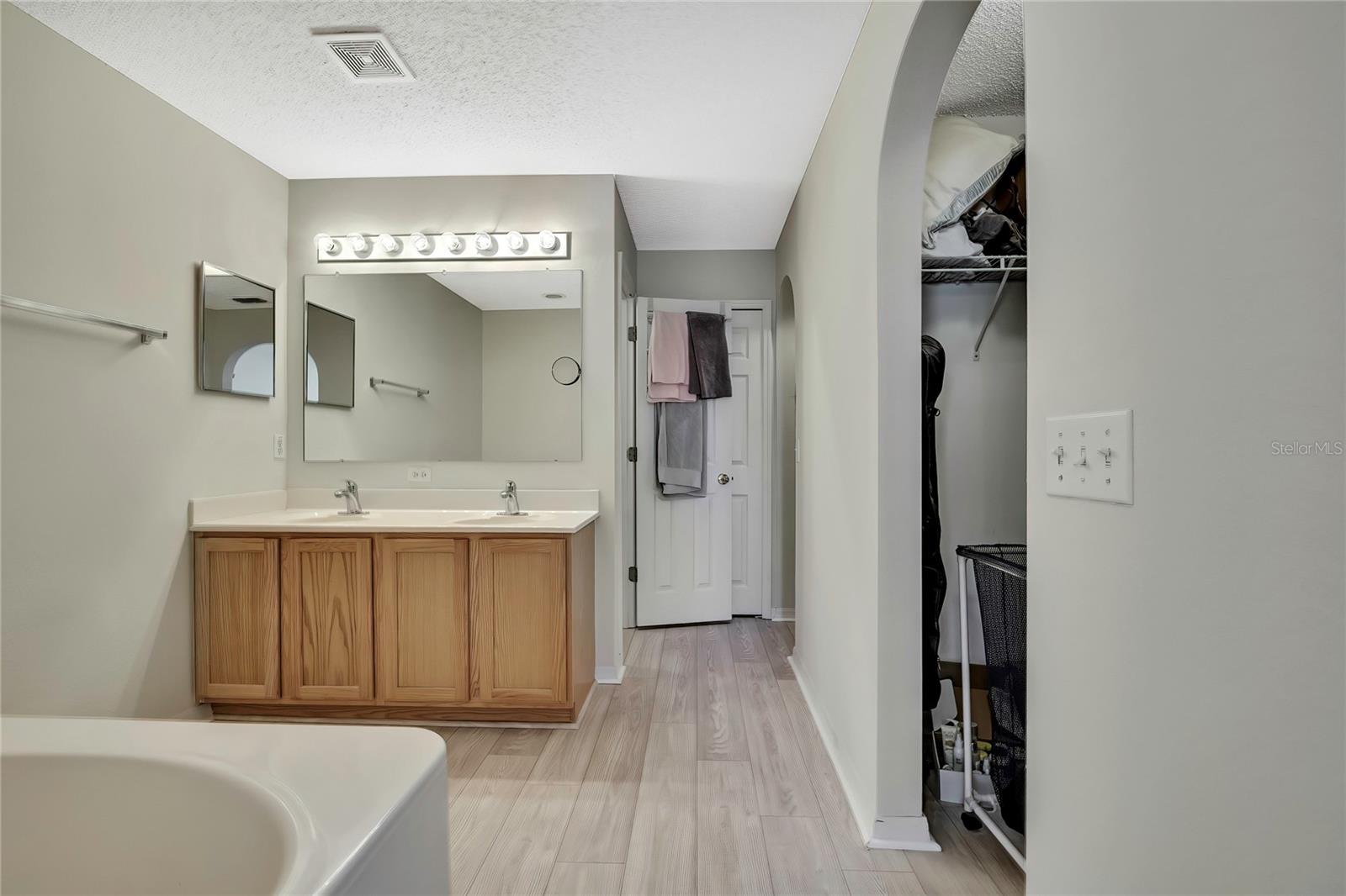 Image 19 of 50 For 11257 Persimmon Avenue