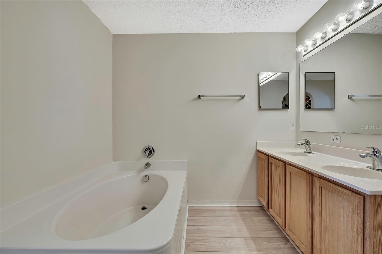 Image 20 of 50 For 11257 Persimmon Avenue