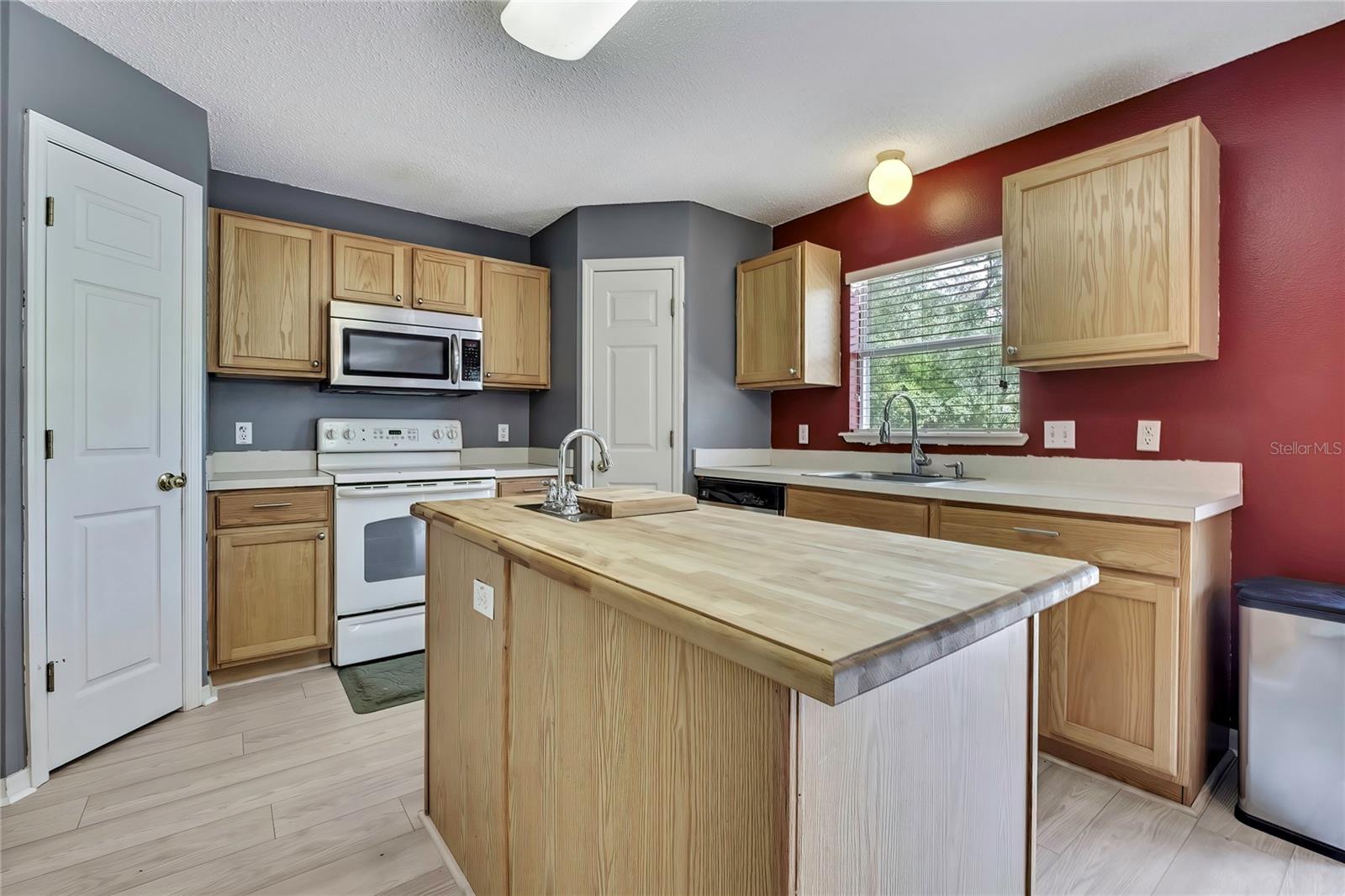 Image 38 of 50 For 11257 Persimmon Avenue