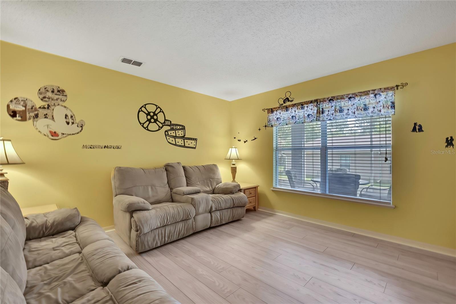 Image 6 of 50 For 11257 Persimmon Avenue