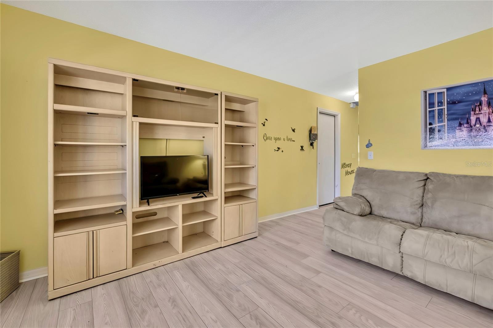 Image 8 of 50 For 11257 Persimmon Avenue