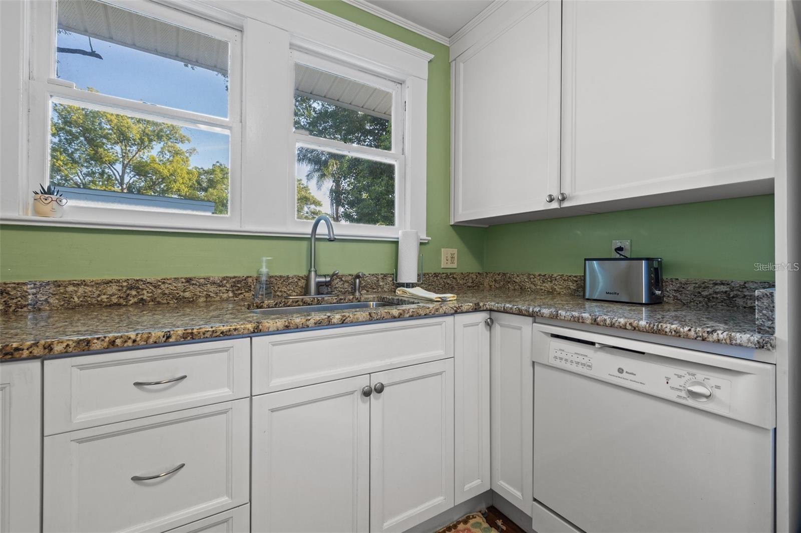 Image 11 of 24 For 910 Hamilton Avenue