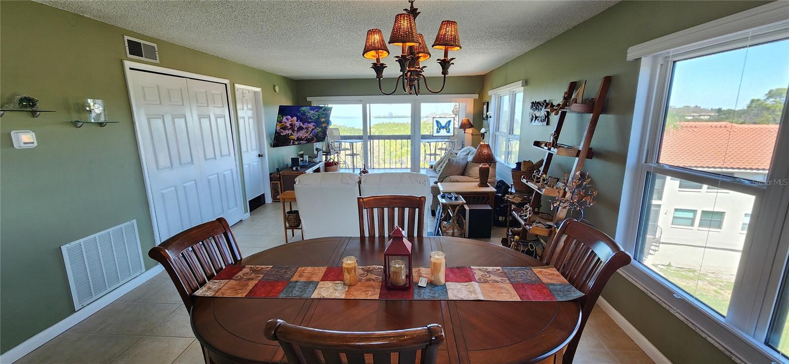 Image 12 of 37 For 1806 Mariner Drive 318