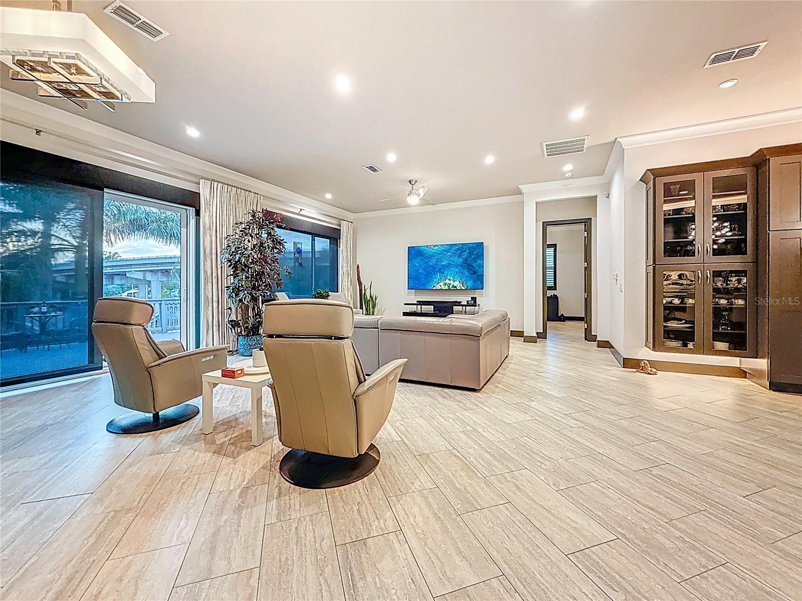 Listing photo id 26 for 3924 Ridge Avenue