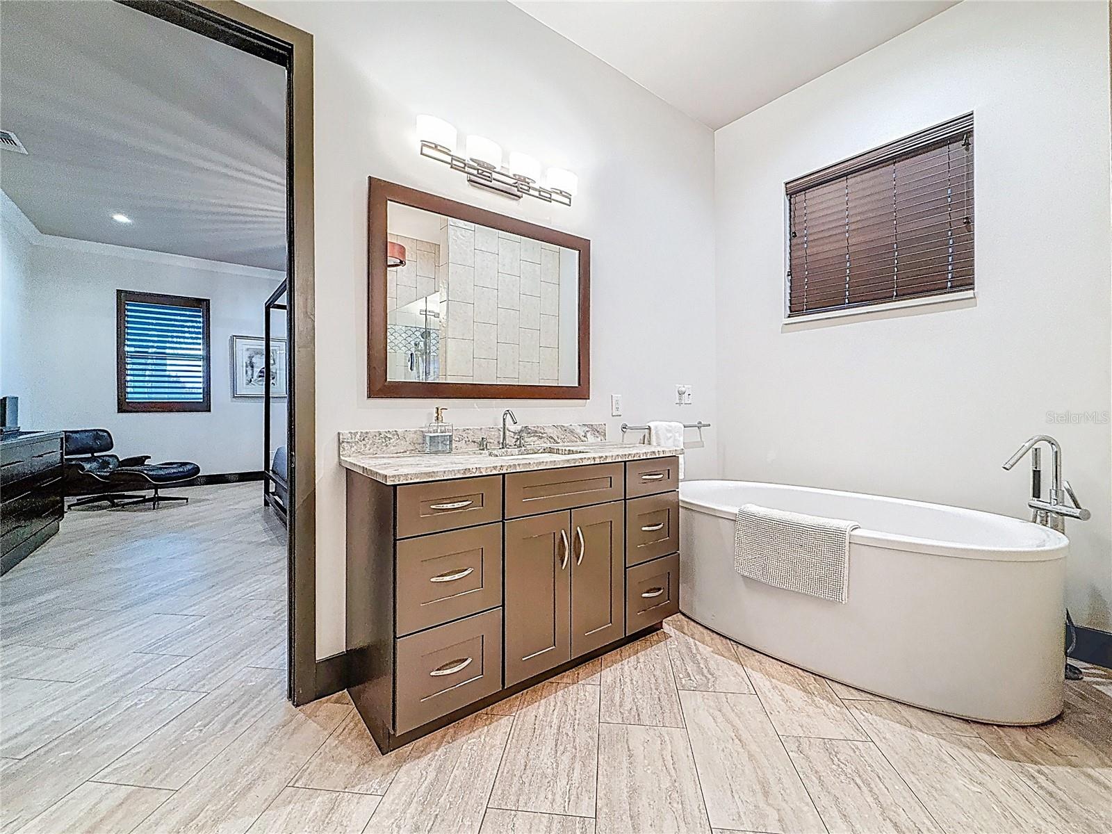 Listing photo id 41 for 3924 Ridge Avenue