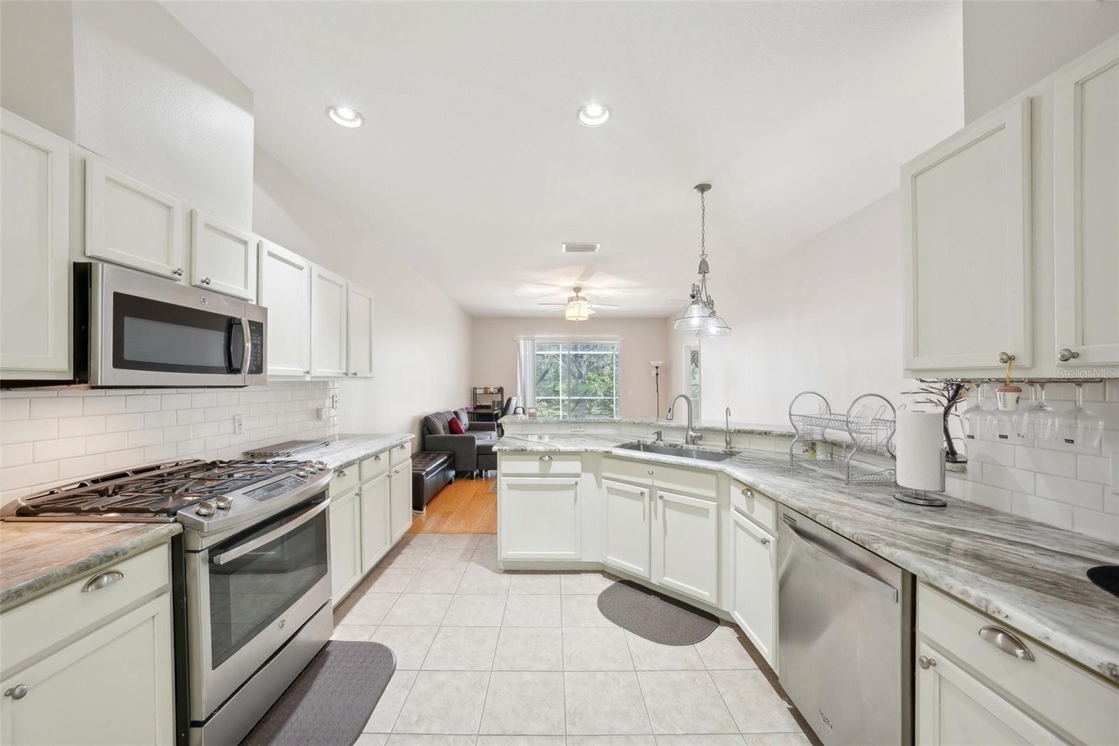 Listing photo id 6 for 10260 Devonshire Lake Drive