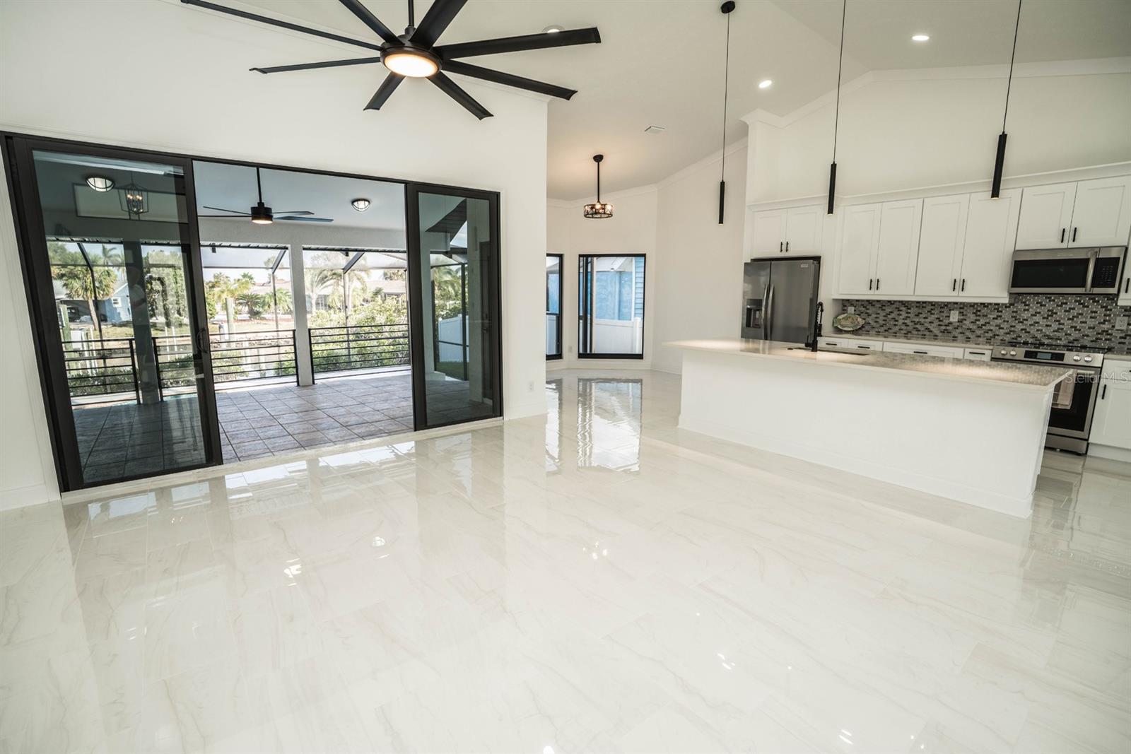 Listing photo id 8 for 6509 Dolphin Cove Drive