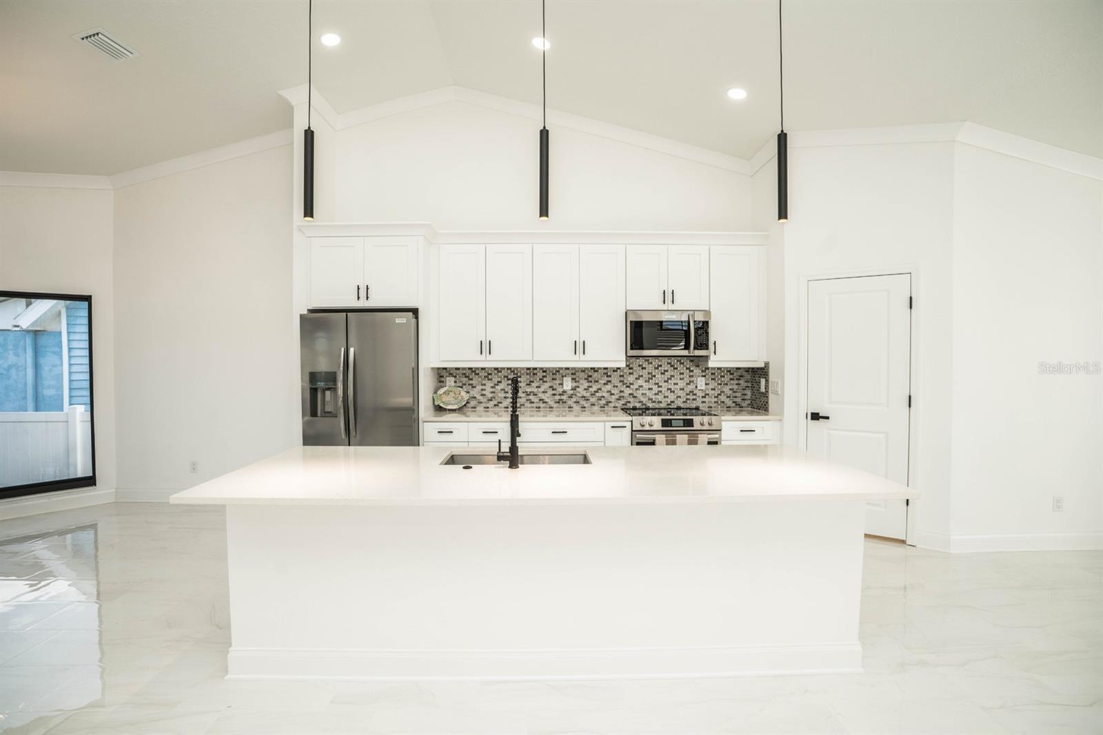 Listing photo id 10 for 6509 Dolphin Cove Drive