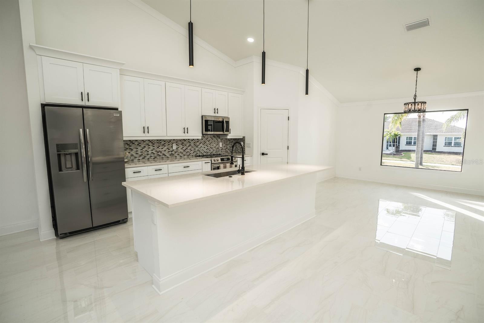 Listing photo id 11 for 6509 Dolphin Cove Drive