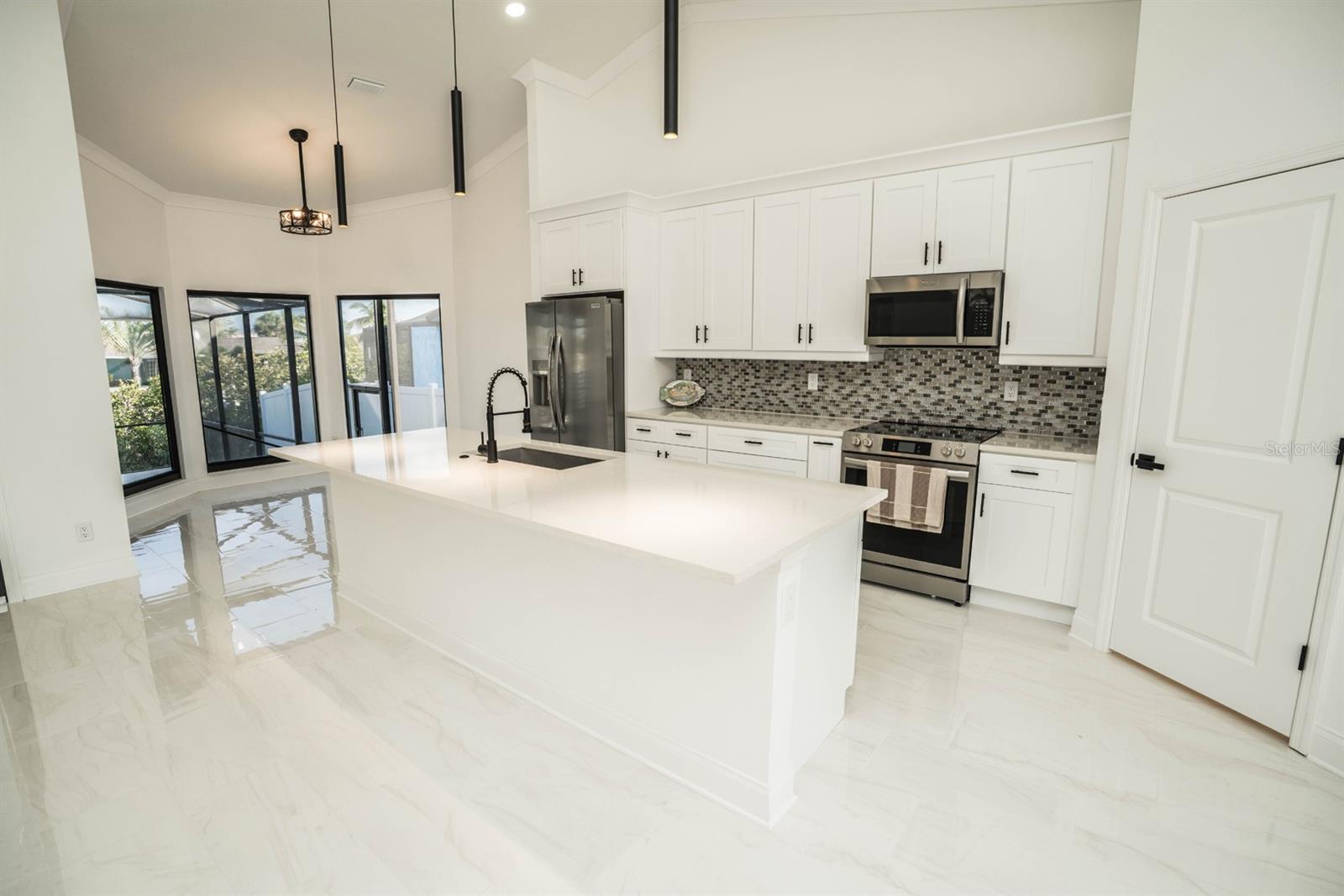 Listing photo id 12 for 6509 Dolphin Cove Drive