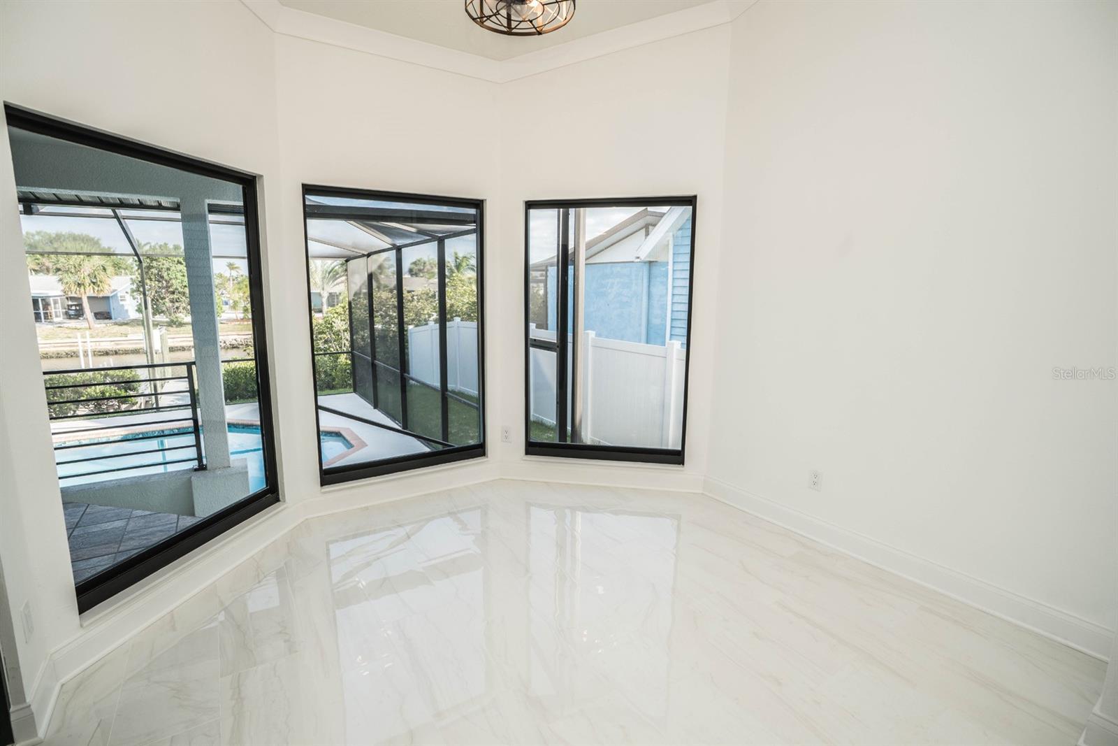 Listing photo id 14 for 6509 Dolphin Cove Drive