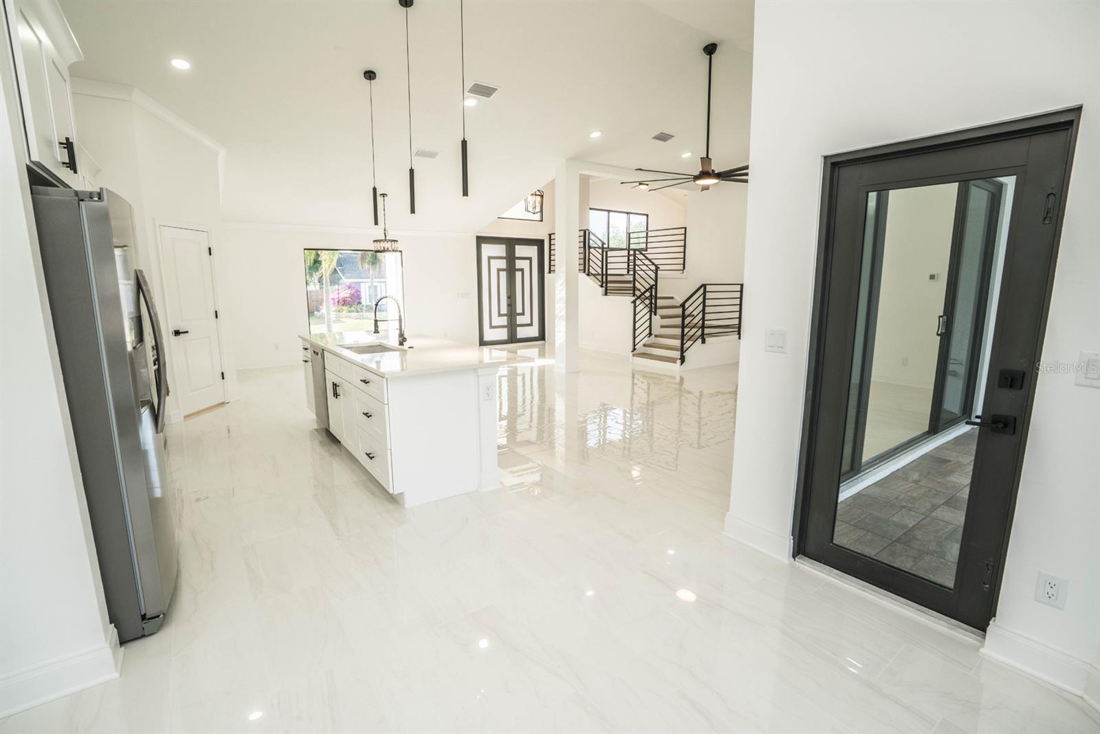 Listing photo id 16 for 6509 Dolphin Cove Drive