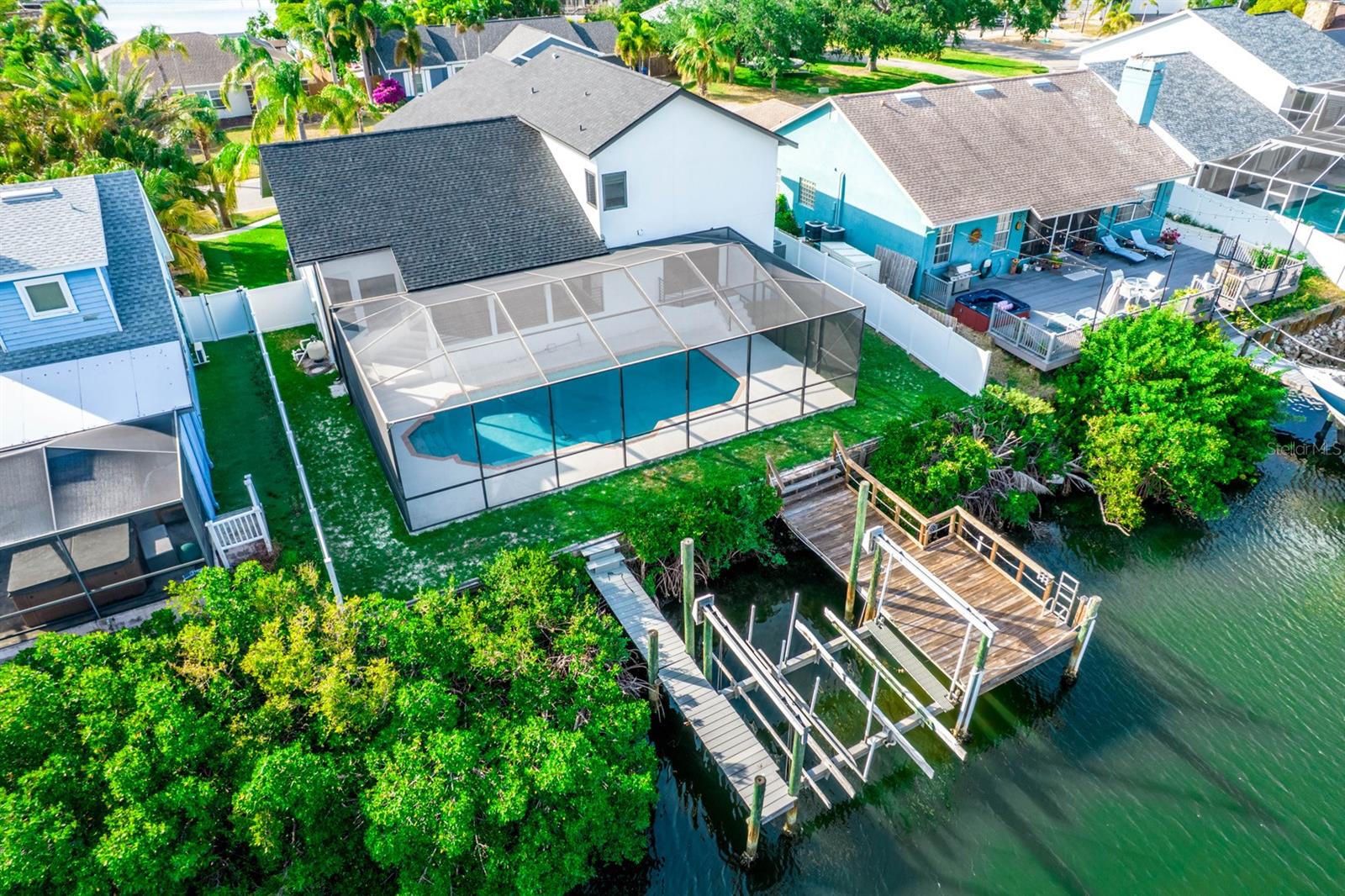 Listing photo id 1 for 6509 Dolphin Cove Drive