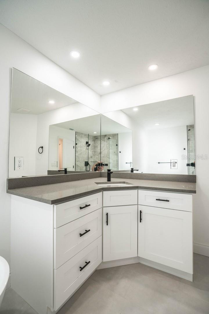 Listing photo id 32 for 6509 Dolphin Cove Drive