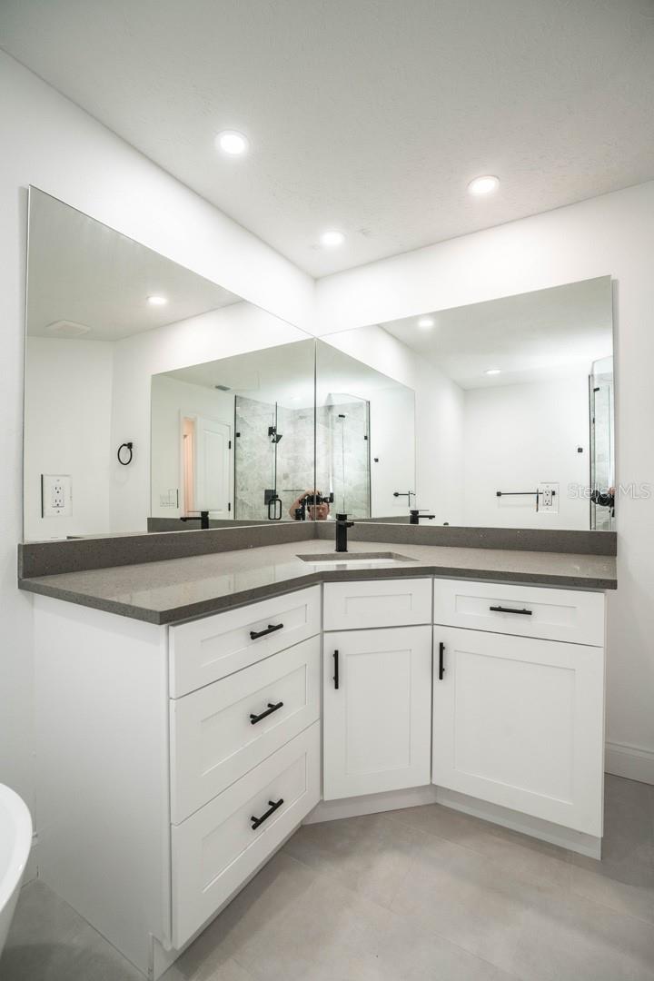 Listing photo id 33 for 6509 Dolphin Cove Drive