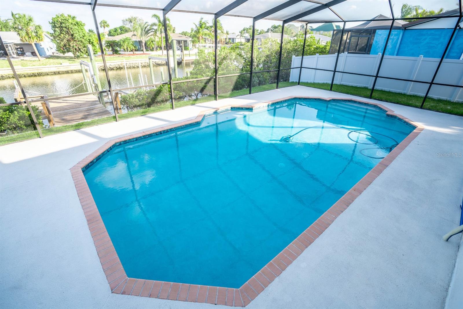 Listing photo id 2 for 6509 Dolphin Cove Drive