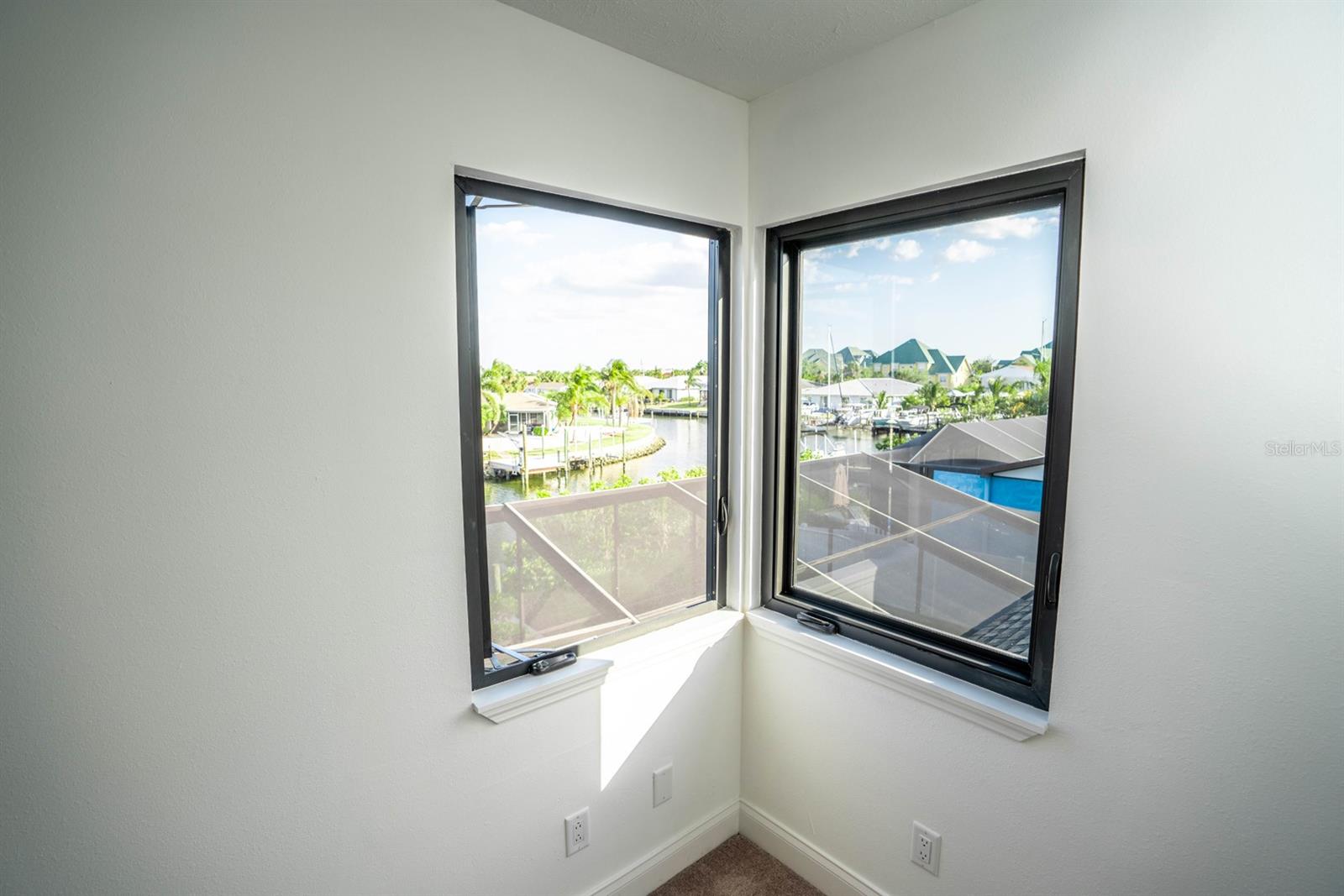 Listing photo id 40 for 6509 Dolphin Cove Drive