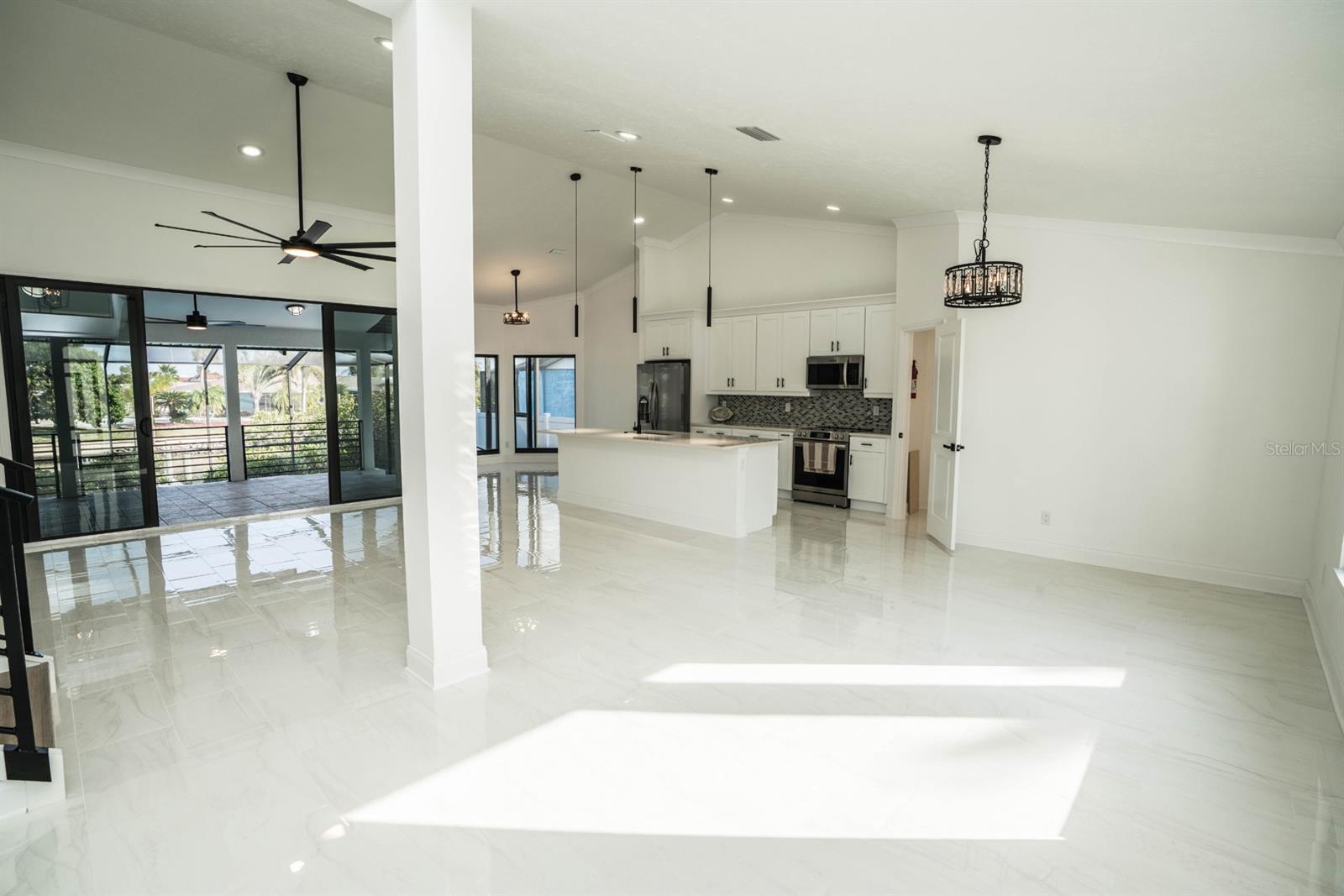 Listing photo id 4 for 6509 Dolphin Cove Drive