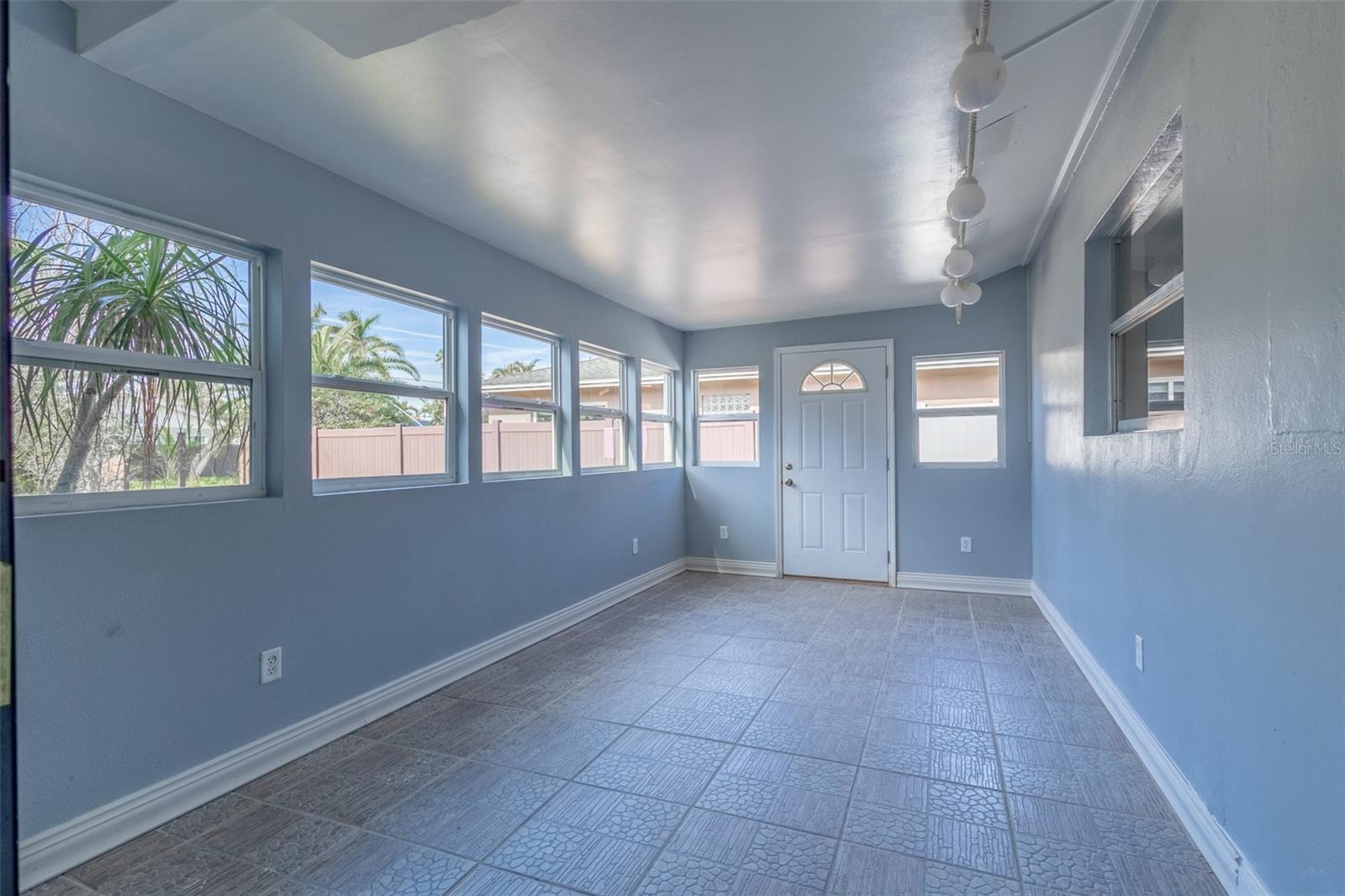 Image 20 of 25 For 5810 Venetian Boulevard Ne