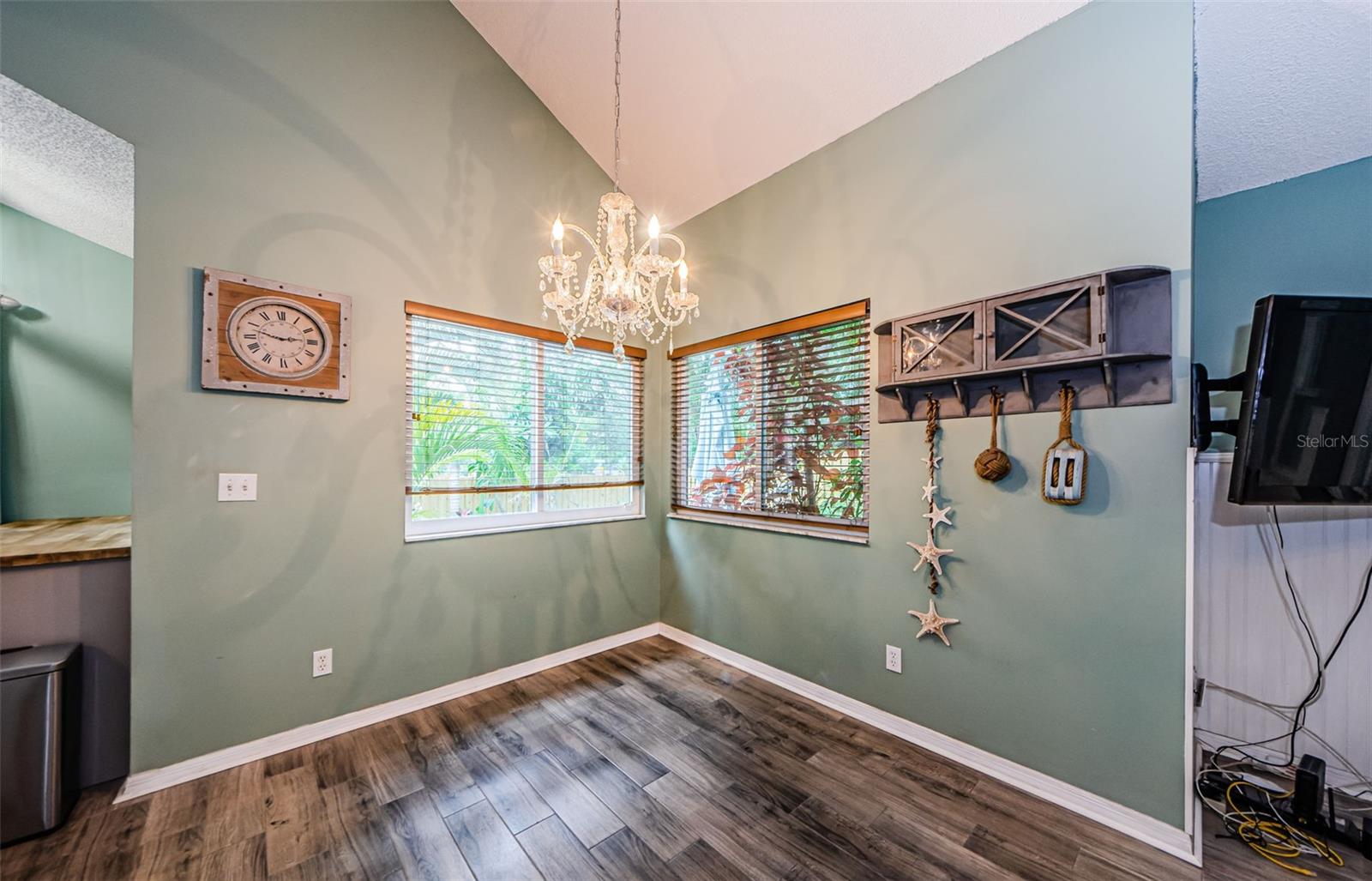 Image 6 of 64 For 678 Greenglen Lane