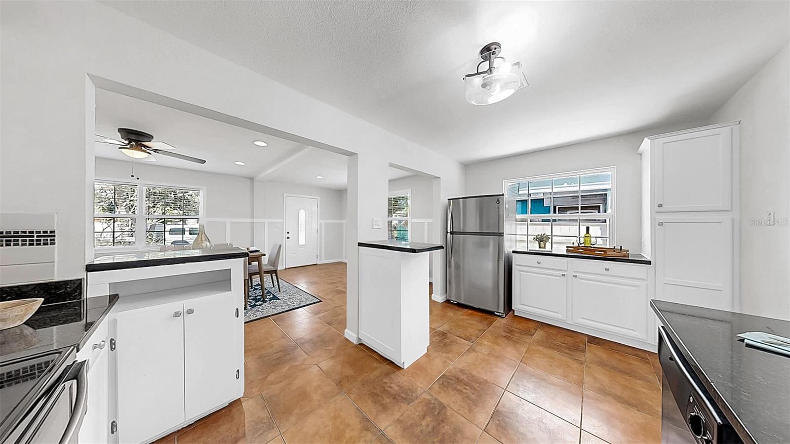 Listing photo id 10 for 1402 Freemont Street S