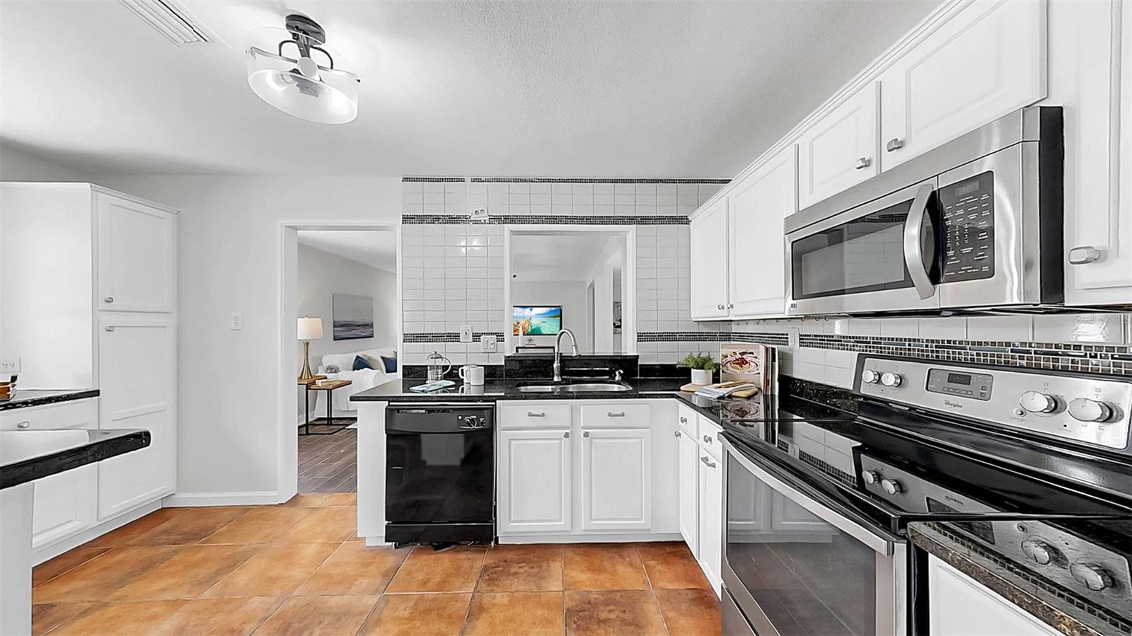 Listing photo id 11 for 1402 Freemont Street S