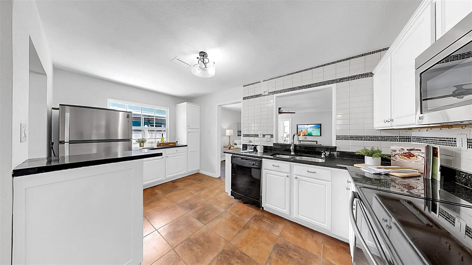 Listing photo id 13 for 1402 Freemont Street S