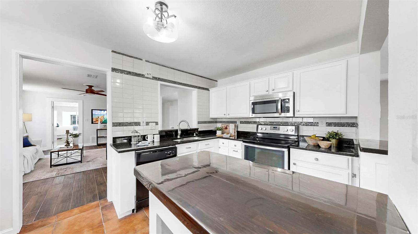 Listing photo id 15 for 1402 Freemont Street S