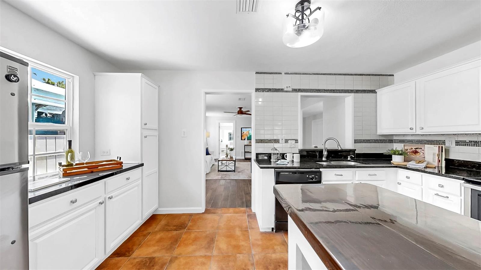 Listing photo id 17 for 1402 Freemont Street S
