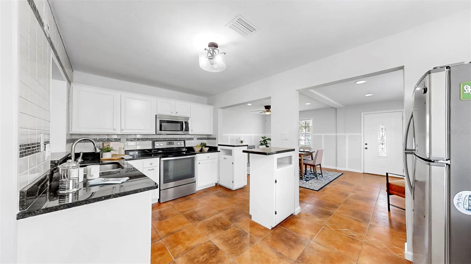Listing photo id 18 for 1402 Freemont Street S