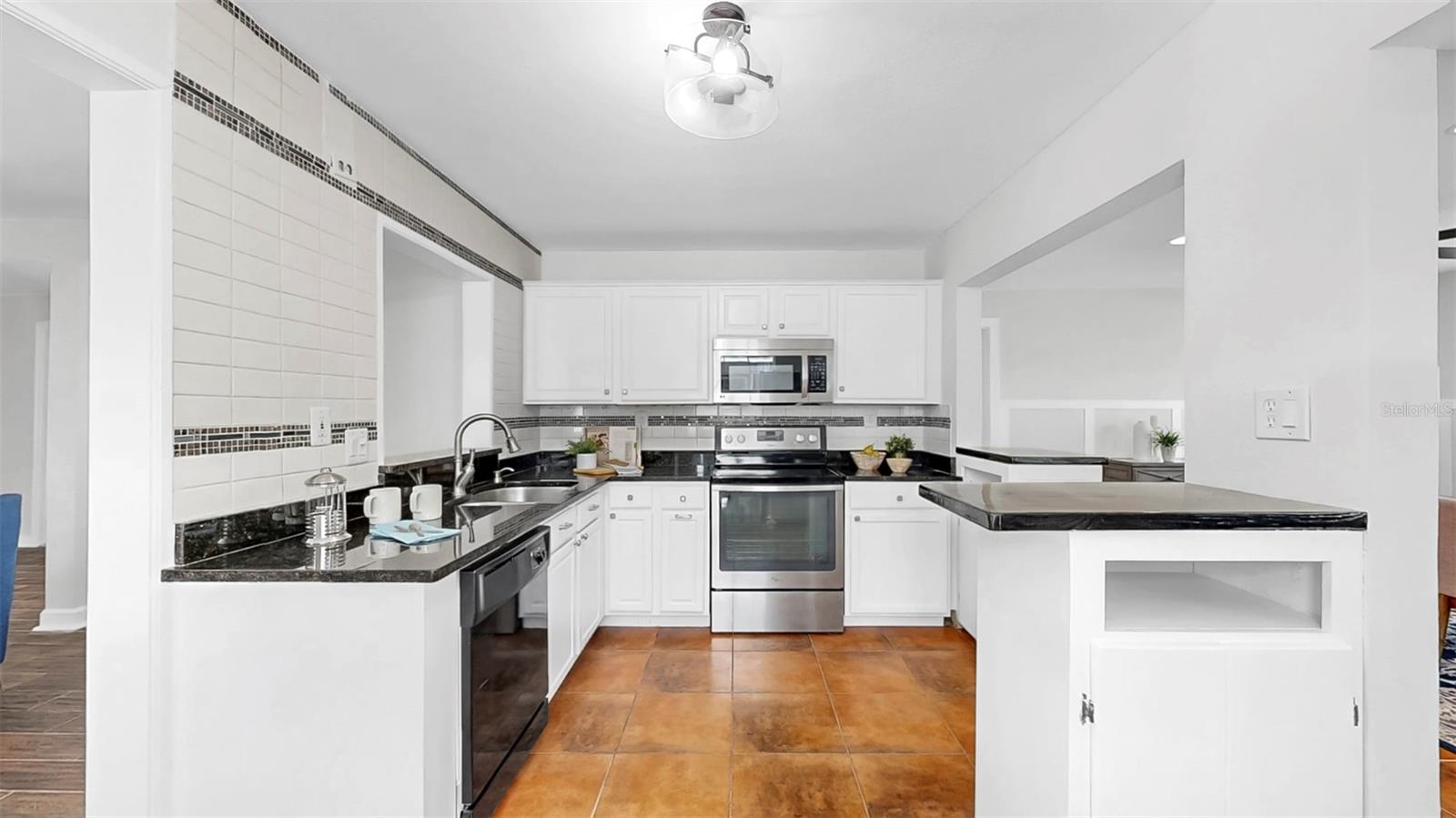 Listing photo id 21 for 1402 Freemont Street S