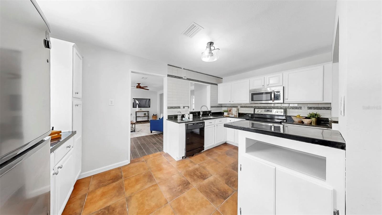 Listing photo id 22 for 1402 Freemont Street S