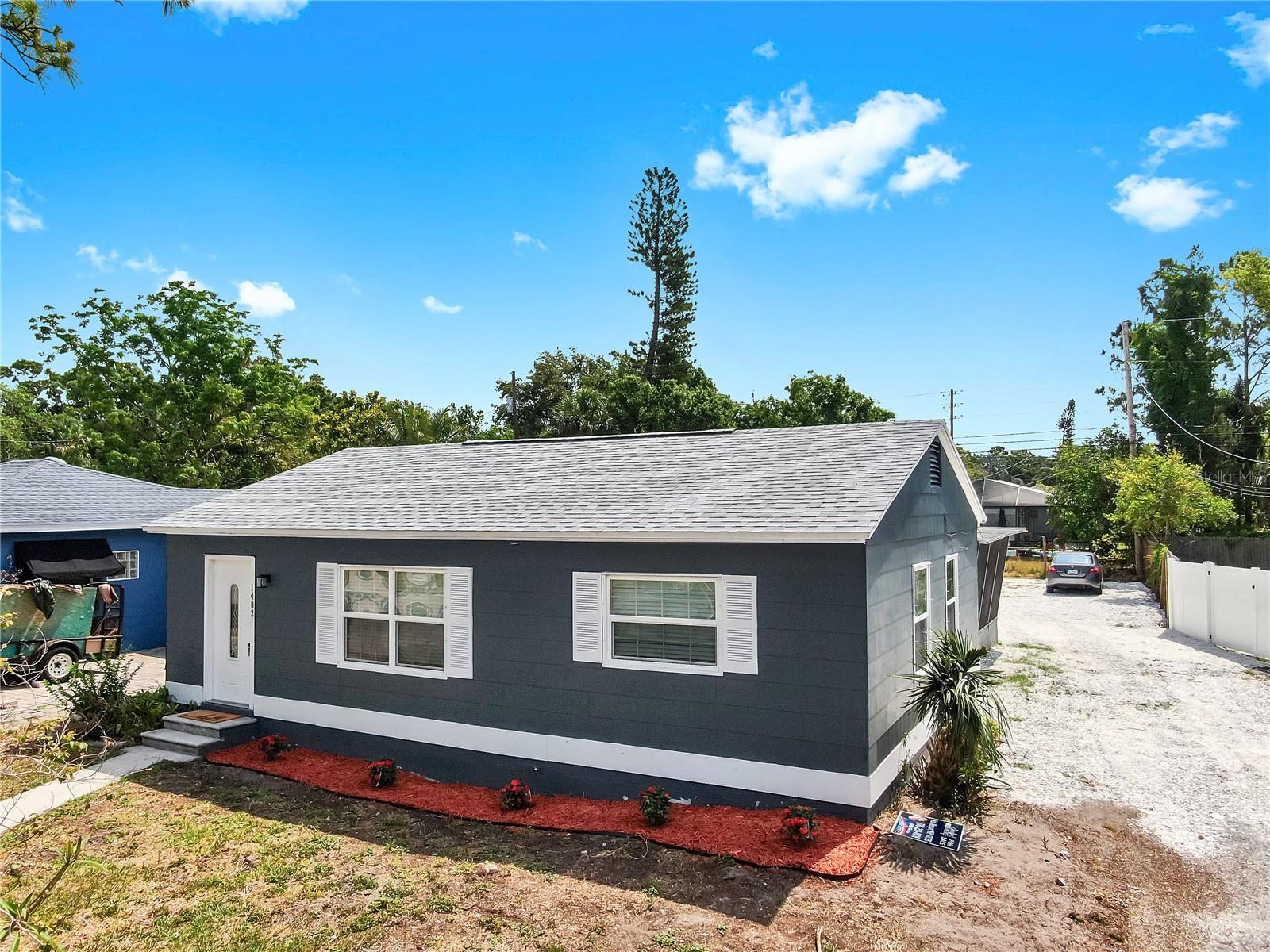 Listing photo id 1 for 1402 Freemont Street S