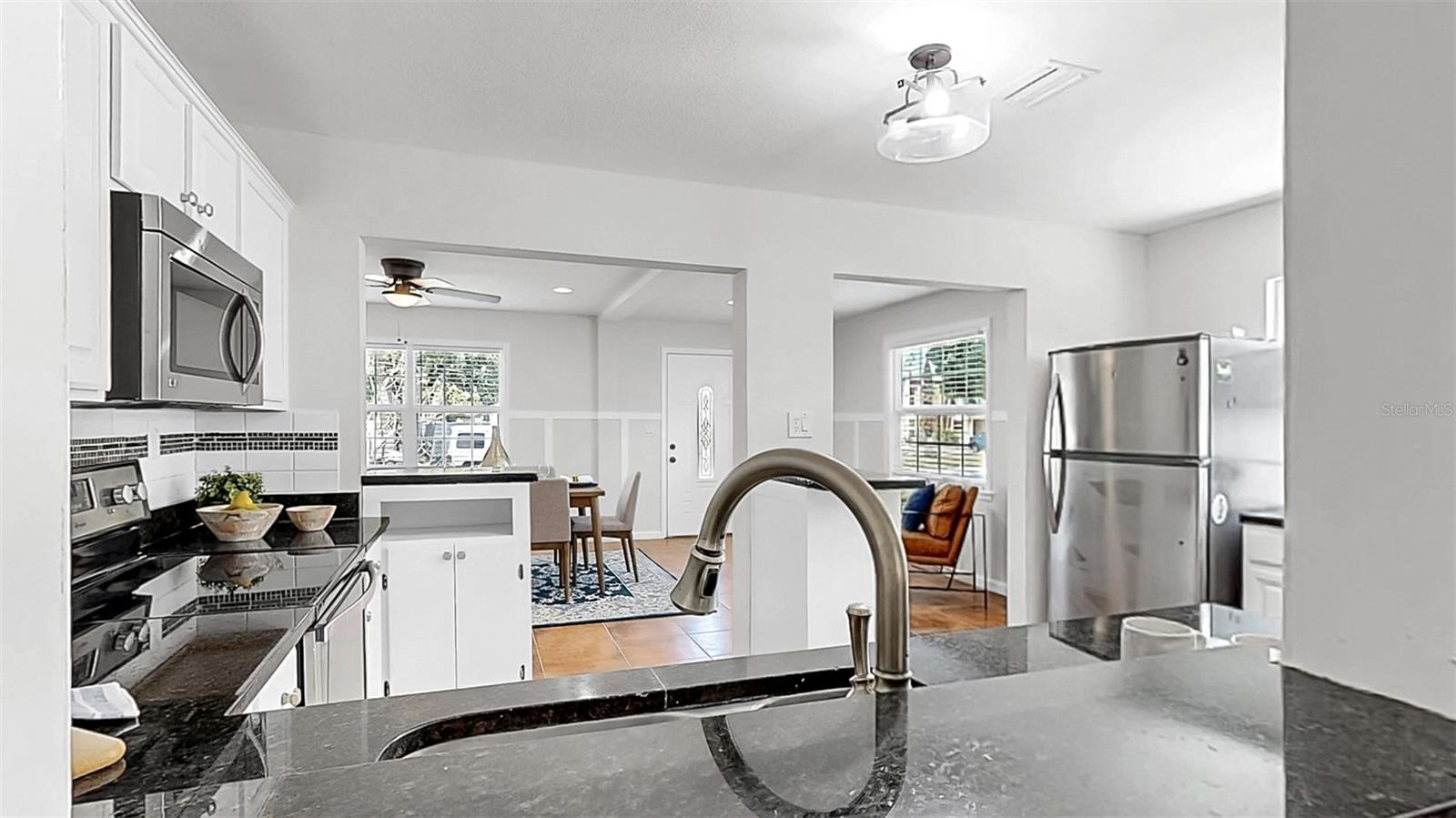 Listing photo id 32 for 1402 Freemont Street S
