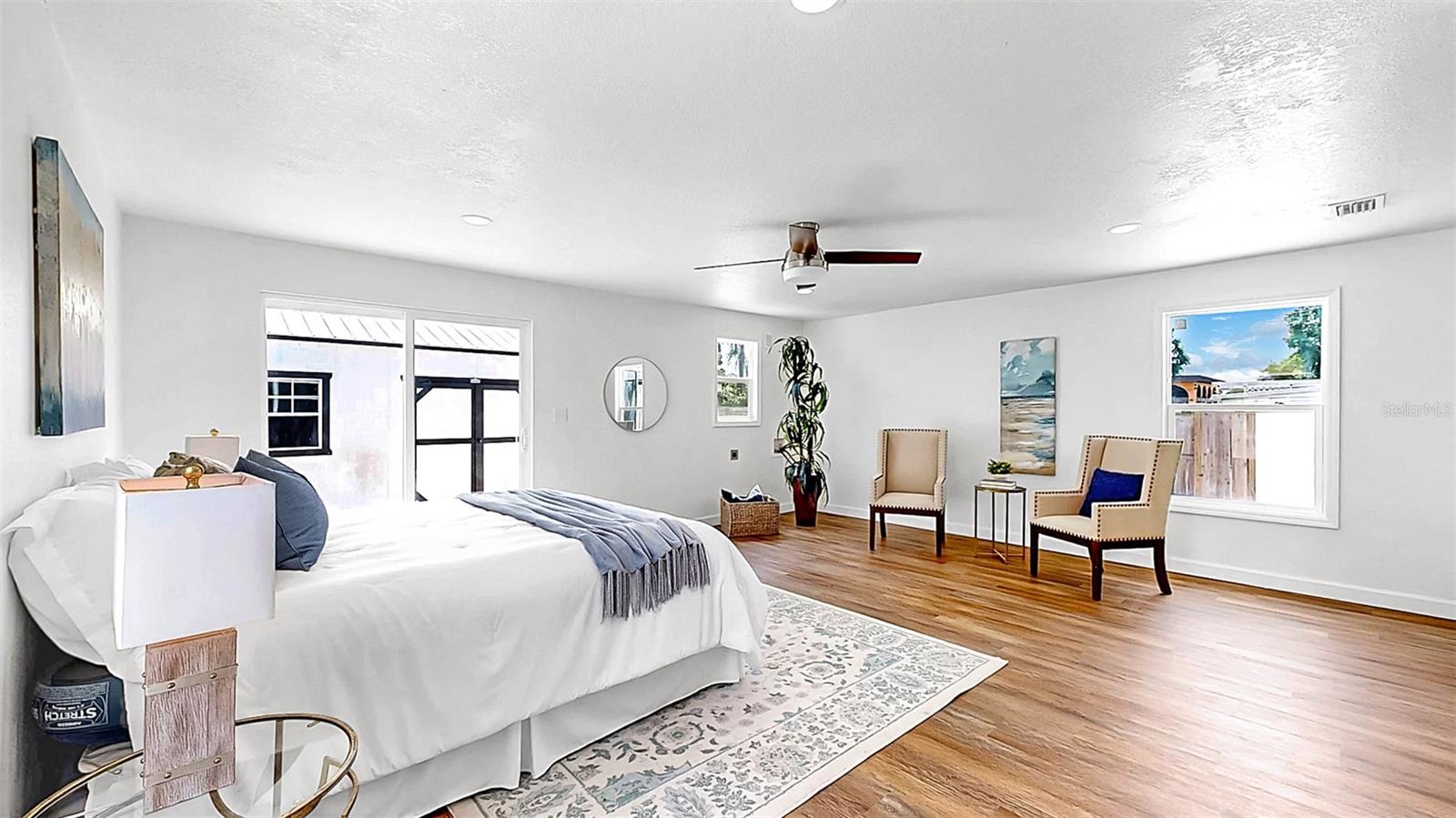 Listing photo id 37 for 1402 Freemont Street S