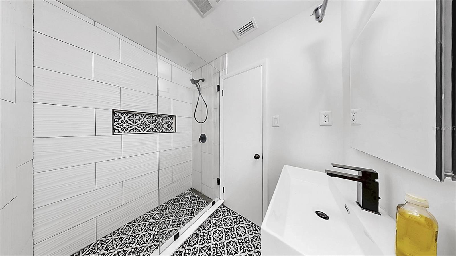 Listing photo id 41 for 1402 Freemont Street S