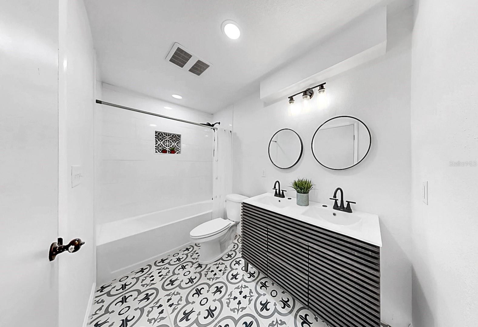 Listing photo id 43 for 1402 Freemont Street S
