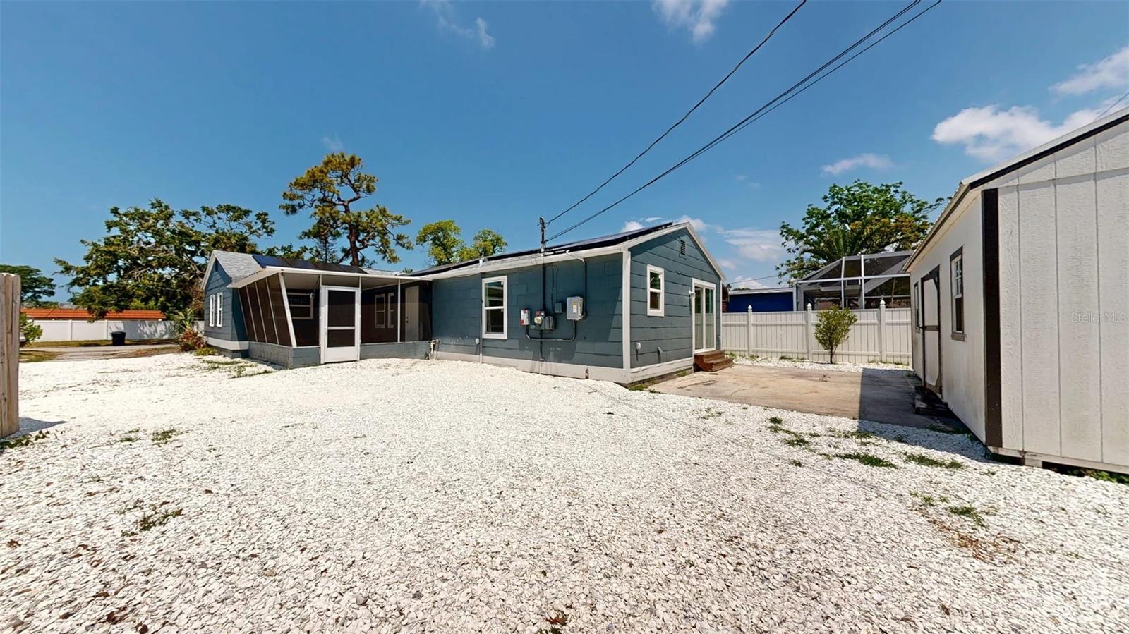 Listing photo id 51 for 1402 Freemont Street S