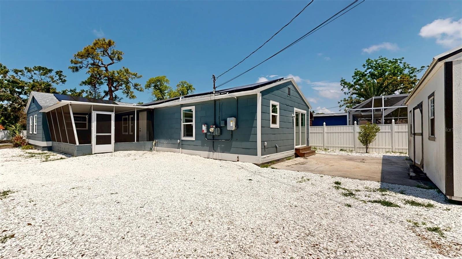 Listing photo id 52 for 1402 Freemont Street S